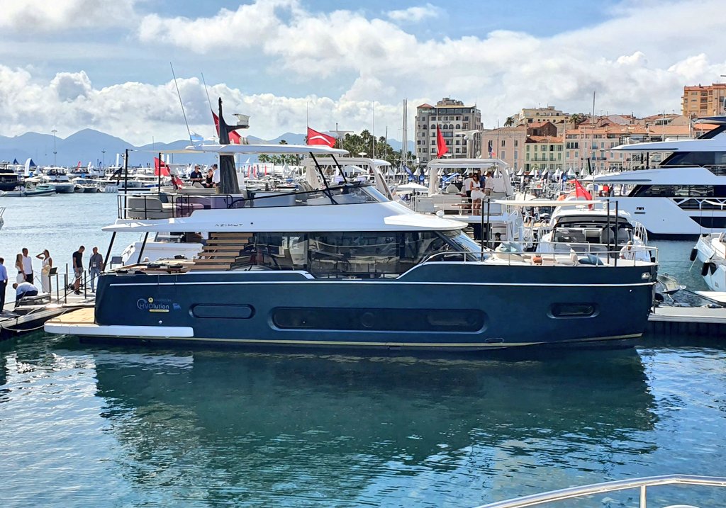 Azimut Magellano 60
#queen #Azimut #cyf23 #pic #onboard #news #Today #boat #show #Cannes #harbor #4day #festivals #ocean
