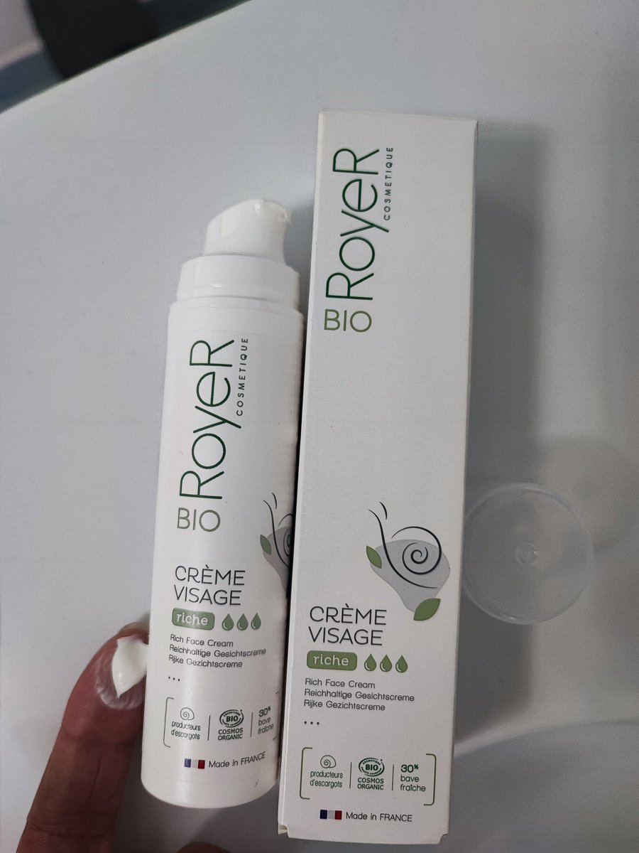 Nathali80130804's tweet photo. Une texture fondante, pénètre rapidement, parfum léger et frais très agréable,une peau confortable et hydratée
@royercosmetique
@trustt
#monvanityideal
#royercosmetique
#soinroyer2023
#bavedescargot
#madeinfrance
#cosmebio
#ecovert
#naturel
#antiage
#partenariatnonrenumere https://t.co/U0VpQX2X7G