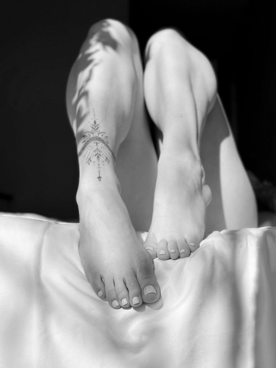 _sheg0_'s tweet photo. Footsy Friday 😏🖤

#feet #feetcontent #feet_pic #feet_lover #foot #nailpolish #soles #onlyfeet #onlyfans #of #footfetish #toes #toe #onlytoes https://t.co/87iUqjQk72