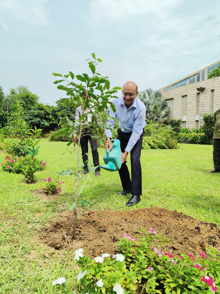 IIITDelhi's tweet photo. #IIITDTurns15
Plantation by Prof. Ranjn Bose (Director, IIIT-Delhi) and other dignitaries!!
#15Yearsofiiitd https://t.co/yGXtnCVef0