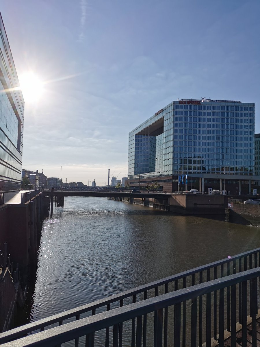 Auf dem Weg zum Reporter:innenforum ein bekanntes Gesicht entdeckt 😊 <a href="/nettwerkerin/">Prof. Dr. Katharina Zweig</a> #rf23 #reporterforum #reporterinnenforum