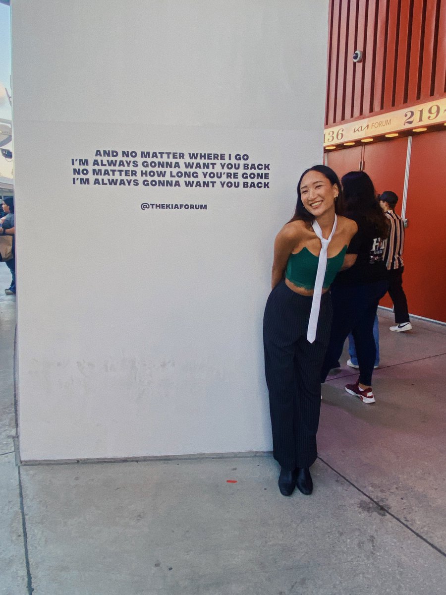 madee_g's tweet photo. one of the best nights of my life 🎠🤟🏼🎸 #The5SOSShowLA #thekiaforum https://t.co/4bC8ShM14f