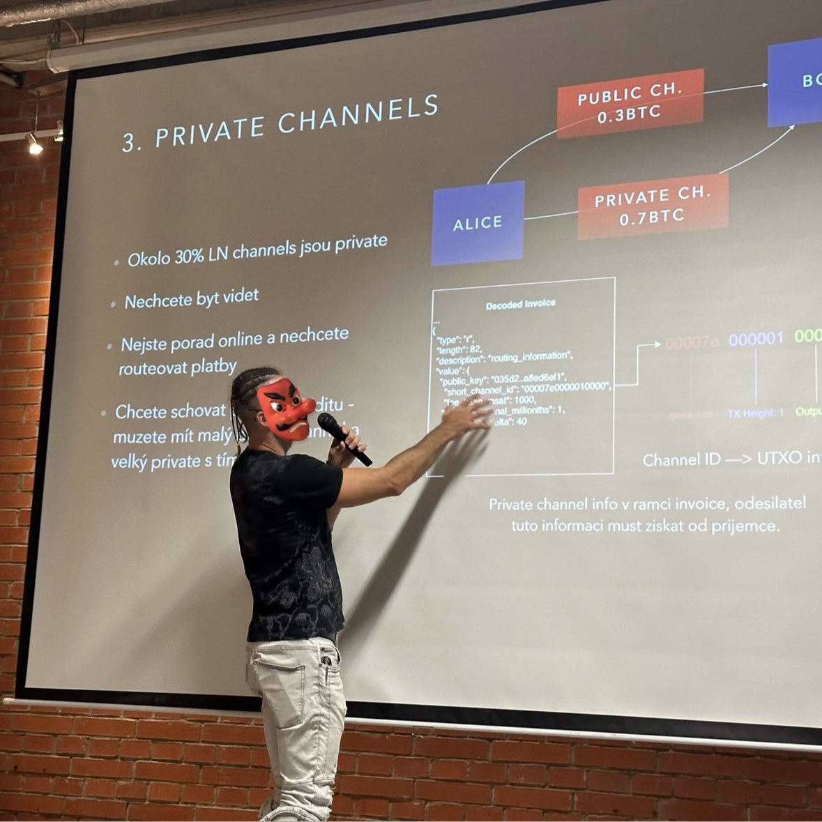 lukasZplakatu's tweet photo. Včerejší Bitcon Beer Brno se opravdu vydařil!
Měli jsme tam tři skvělé prezentace od @pepakriz @stalliondelsur @PBudoucnosti 
Následovala volná diskuze a ta byla zakočena tombolou! Někdo měl včera opravdu štěsí a odnesl si dva Trezory @Trezor (trohu závist, no) 😁 https://t.co/GfrvCFbNNn
