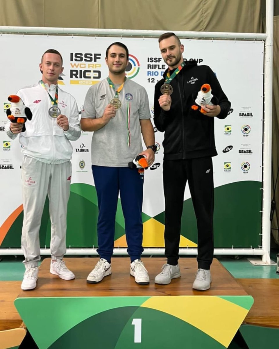 ItaliaTeam_it's tweet photo. POLIGONO MAGICO!! 💪

Federico Nilo Maldini trionfa a Rio de Janeiro, in Coppa del Mondo di tiro a segno, nella pistola 10 metri!!! 👏

G-R-A-N-D-I-S-S-I-M-O!!! 🤩

#ItaliaTeam @uits_sport #shooting https://t.co/ONIm6q7Gm6