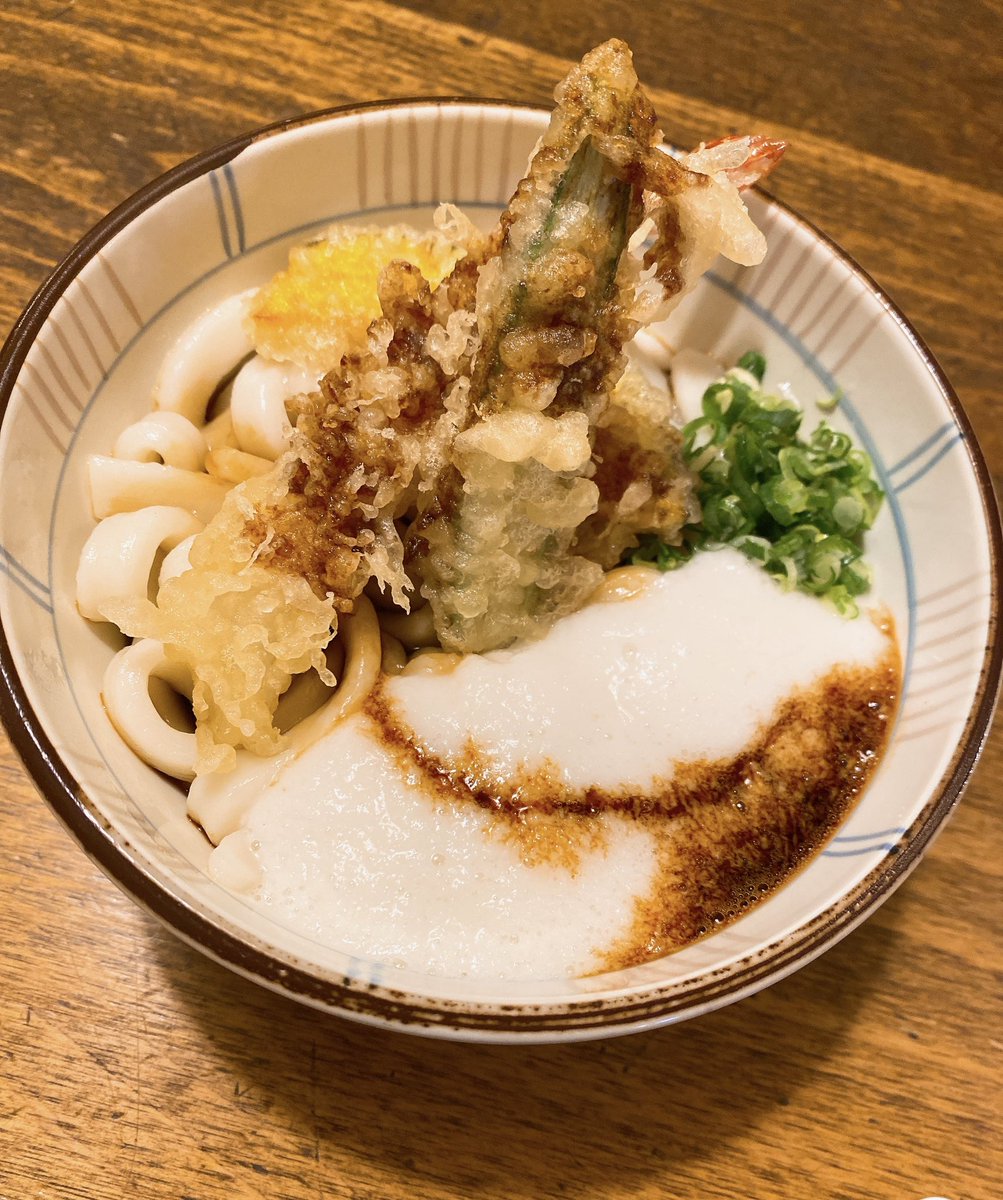 emk_plus's tweet photo. 伊勢神宮を参った後は、おかげ横丁へ。ランチは、奥野家さんで伊勢うどん♪とろろ＆天ぷら入りで、とーっても美味しかったです〜🌟
もちろん、赤福餅も頂きました〜笑🤭

#伊勢神宮 #おかげ横丁 
#伊勢うどん #奥野家 #赤福 
#伊勢 グルメ #ランチ #スイーツ 
#和菓子 もイイな〜 https://t.co/Yaa2ab708J