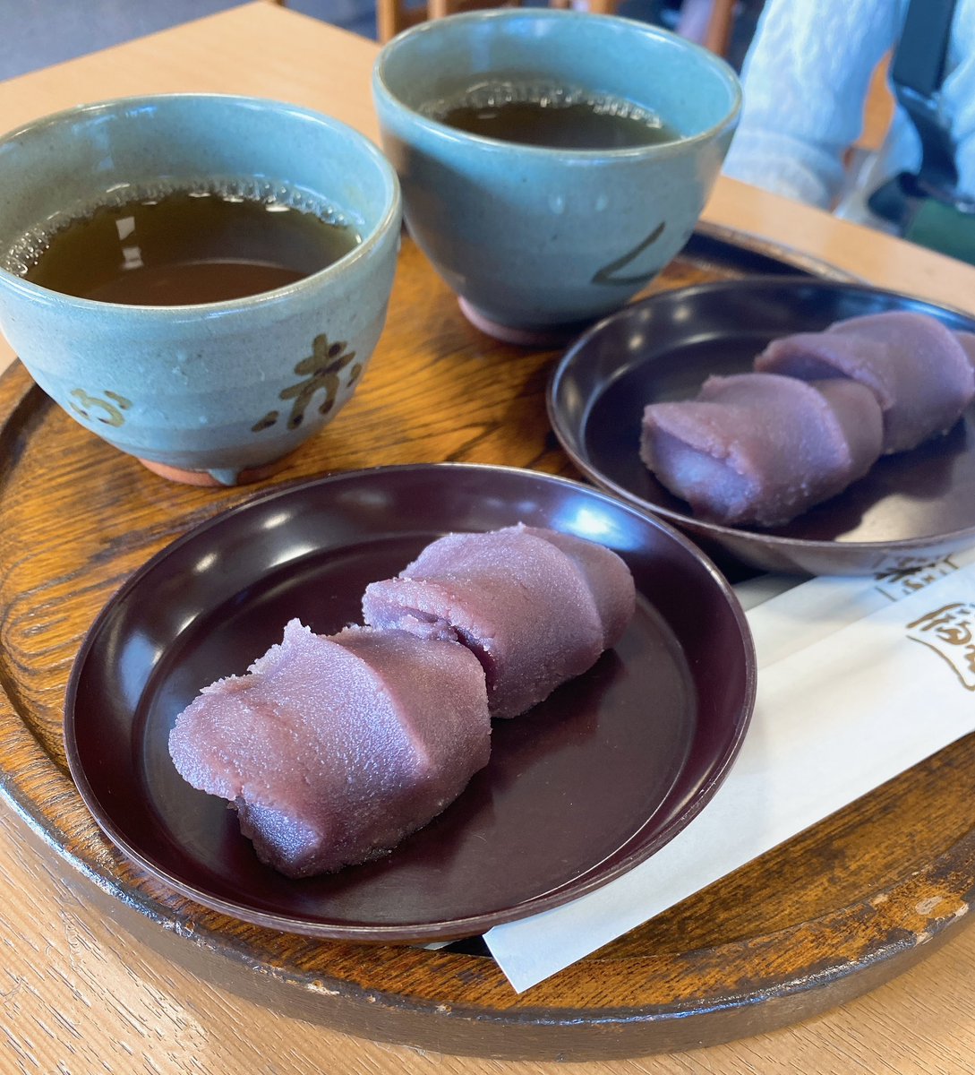 emk_plus's tweet photo. 伊勢神宮を参った後は、おかげ横丁へ。ランチは、奥野家さんで伊勢うどん♪とろろ＆天ぷら入りで、とーっても美味しかったです〜🌟
もちろん、赤福餅も頂きました〜笑🤭

#伊勢神宮 #おかげ横丁 
#伊勢うどん #奥野家 #赤福 
#伊勢 グルメ #ランチ #スイーツ 
#和菓子 もイイな〜 https://t.co/Yaa2ab708J