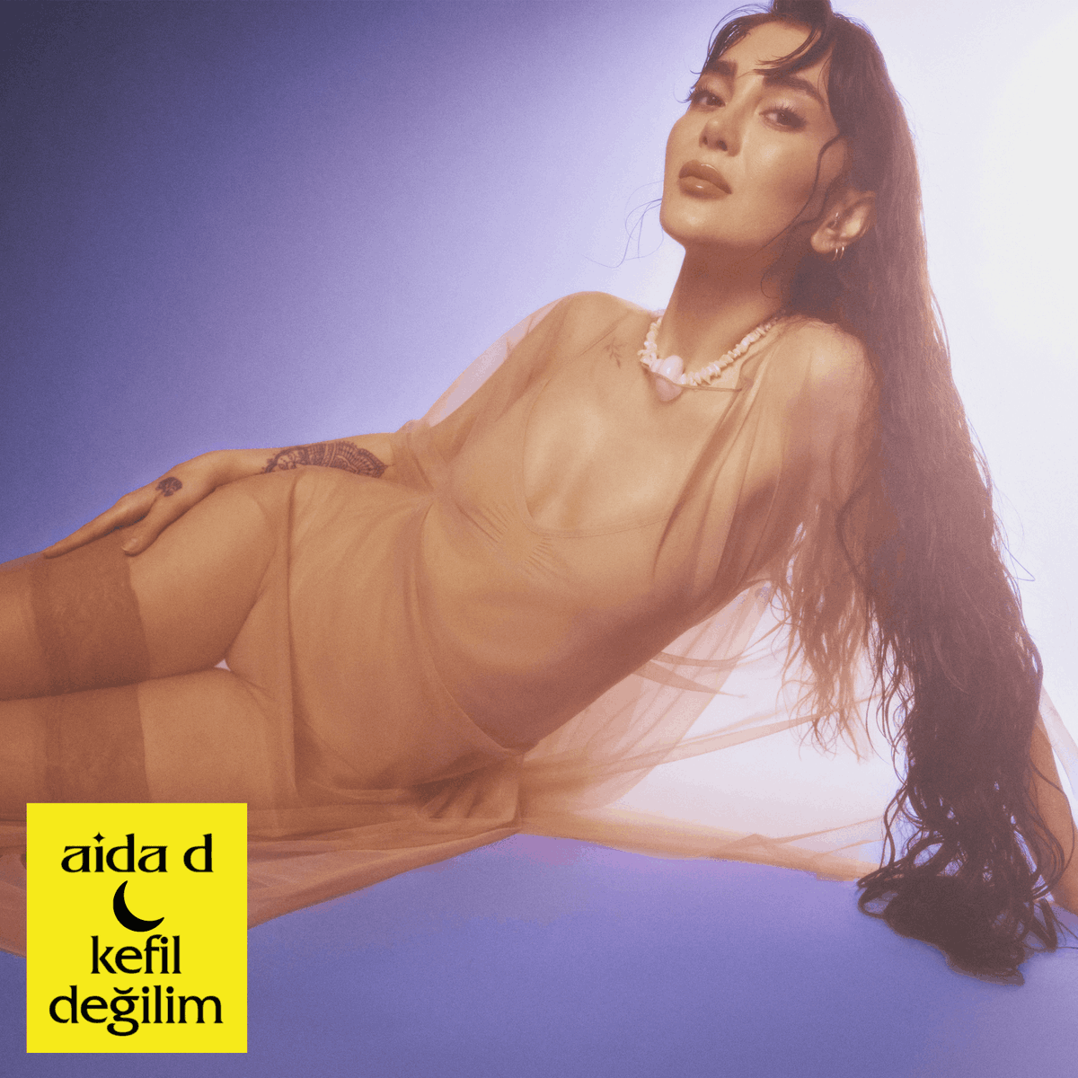 İpek gibi sesi ve derin lirikal yeteneğiyle, aida d, yaşamın her kesiminden dinleyicilere dokunaklı bir performans sunuyor. 

"Kefil Değilim", özgün keşif, büyüme ve kişisel dönüşümle gelen karmaşık duyguları keşfeden etkileyici bir parça. Bu müthiş parça, aida d ve ünlü yapımcı