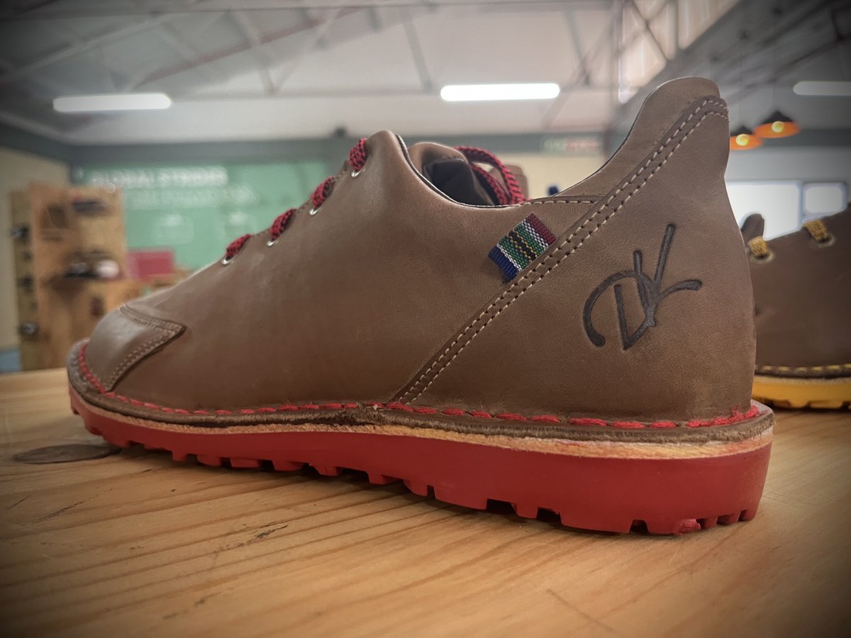 Veldskoenshoes's tweet photo. We're thrilled to introduce our latest addition: the DK Veldskoen Loft Golf shoes, in collaboration with the incredibly talented stand-up comedian, @davidkau1! 🎉

Here's a chance to win your very own pair of DK Veldskoen Loft Golf shoes: Simply share the funniest golf fail you've ever witnessed with us by tagging @Veldskoenshoes and using the hashtags #Golf, #Fail, and #GolfFunny. 

Let the laughter begin! 😄⛳👟 @TheBig_Easy @BrandenGrace @RetiefGoosen @Louis57TM @CA_Schwartzel @TrevorImmelman #veldskoenshoes #alwaysinveldskoen