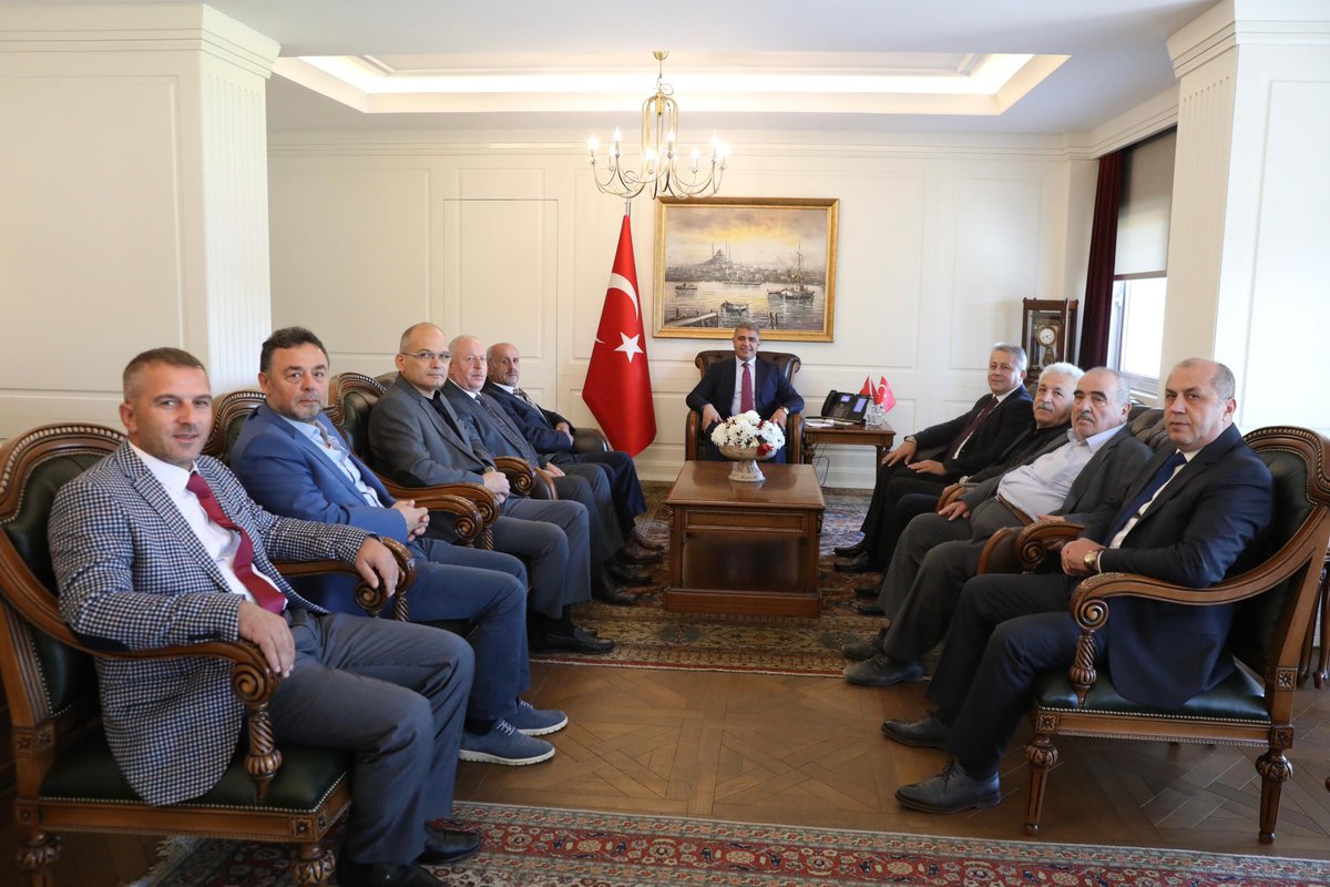 Türkiye Esnaf ve Sanatkarlar Kredi ve Kefalet Kooperatifleri Birlikleri Merkez Birliği Genel Başkan V. ve Düzce Esnaf ve Sanatkarlar Kredi ve Kefalet Kooperatifi Başkanı Ertan Taşlı, yönetimi ile birlikte,

Valimiz Sayın <a href="/ValiSelcukAslan/">Selçuk Aslan</a>'a hayırlı olsun ziyaretinde bulundular.