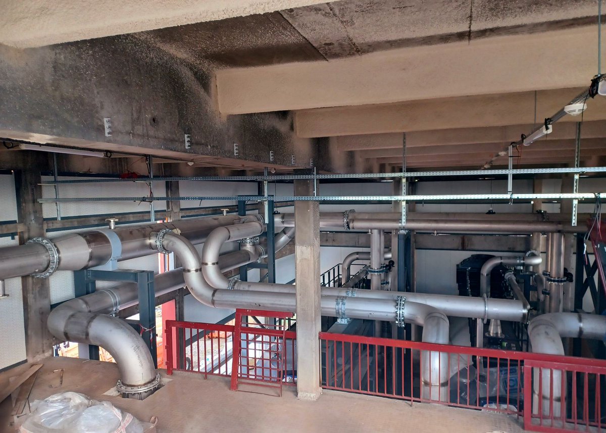 ReseauClauvae's tweet photo. #travaux 🚧 Le nouveau bâtiment de la chaufferie des Cézeaux devant accueillir les futurs locaux sociaux et le poste de conduite est sorti de terre ! 🏢
A l'intérieur de la chaufferie, les réseaux de distribution sont en cours de pose. 

#clermontferrand #réseaudechaleur https://t.co/5DqHj5CYho
