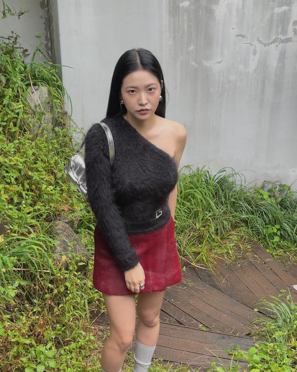 yeristgrm's tweet photo. [INSTAGRAM POST] - 3P

❤️‍🩹👼🏻🖤 @.gucci #Gucci #GucciHorsebitChain
https://t.co/MUiuHp4STy

@RVsmtown #RedVelvet #레드벨벳 #Yeri #예리 #TRF2022 
230915 · 16:20:41 KST https://t.co/3Xs0JE5NiZ