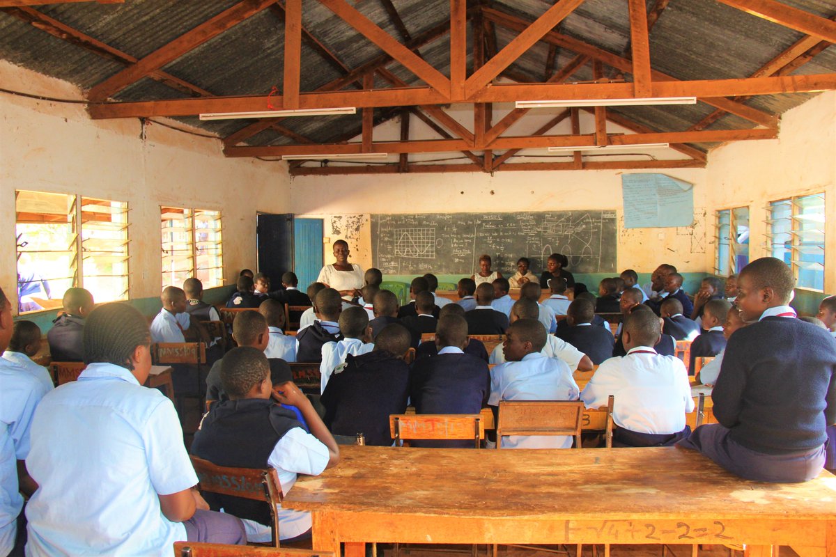 MuunganoCentre's tweet photo. 60 dignity kits, 60 #AGYW supported! We had an amazing day sharing these kits with the students at Mbaga Mixed Secondary School. Their happiness is our motivation to keep upholding their #SRHR. We humbly call upon further support to help keep our girls in school. https://t.co/q0X1AuMFnu