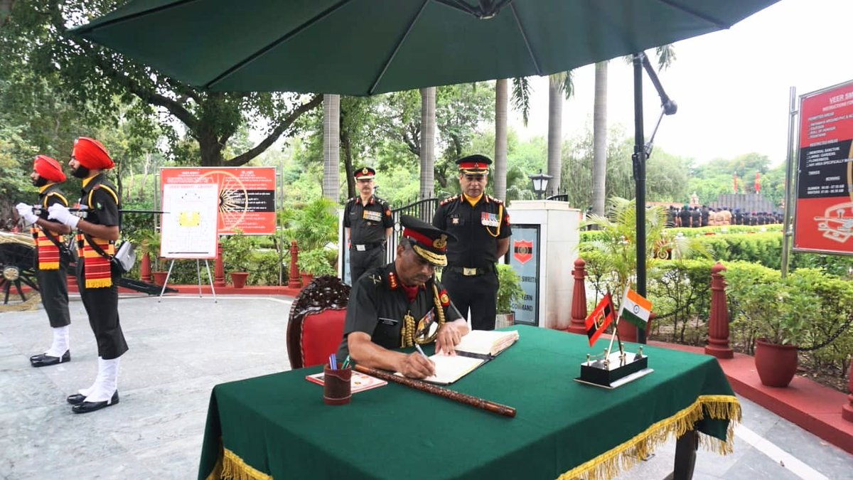 Lt Gen Manoj Kumar Katiyar, AVSM,  GOC-in-C 
#WesternCommand paid tribute to the #Bravehearts at #VeerSmriti on the occasion of #76thRaisingDay of Western Command.
He extended his felicitations to all ranks, veterans, civil defence employees and their families.

@adgpi
