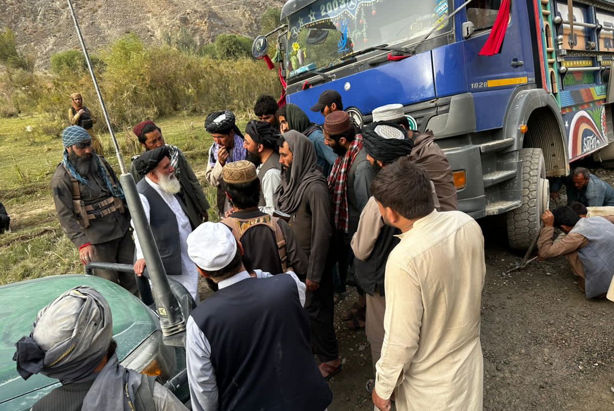 TOLOnews's tweet photo. عبدالواسع، رییس عمومی دفتر ریاست‌الوزرا در راس یک هیات از بهر رسیدگی به مشکلات مسافران و رفت وآمد موترها به بغلان و بامیان سفر کرده است.

ارگ در خبرنامه‌ای نوشته، رییس دفتر ریاست‌الوزرا گفته که در صورت نیاز تمامی تجهیزات ریاست فواید عامه ولایت بامیان، برای حل چالش‌های دو راهی غوربند الی منطقه تاله و برفک ولایت بغلان به کار گماشته خواهد شد.

هیات از امارت اسلامی درحالی به این ولایت‌ها سفر کرده که شاه‌راه سالنگ بخاطر اعمار اساسی از سوی امارت اسلامی به گونه‌ی موق�� ب�� روی ترافیک مسدود شده و اکنون مسافران از مسیر بامیان- دوشی رفت و آمد می‌کنند.
#طلوع‌نیوز