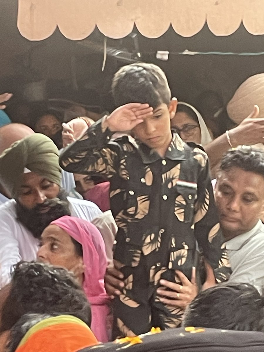 Gagan4344's tweet image. Martyr Col. Manpreet Singh’s 6-year-old son, Kabir Singh, wore an Indian Army uniform and saluted his father’s body, who was martyred in the Anantnag anti-terror operation. The last rites of Col. Manpreet Singh will be held shortly. #ColManpreetSingh