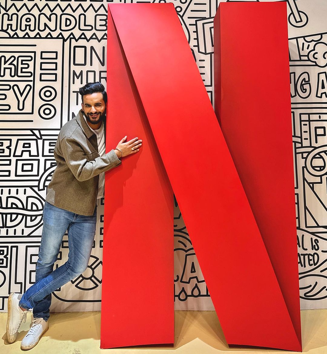 BollySpy's tweet photo. Something exciting is on the horizon on #Netflix with #AbhishekMalhan! Abhishek has even posted a photo with the Netflix logo. Stay tuned for more updates and announcements! 🎬🍿📺 #NetflixProject https://t.co/khBAUyrdDK