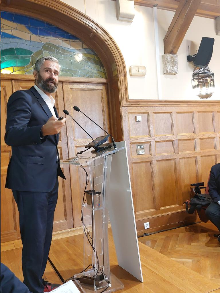 BlancaUsoz's tweet photo. @fllordachs presentando @doctomatic en #health20basque Esto es #salud Ayuda a gestionar los problemas que aparecen en los planos físico (psíquico y social) de la vida de las personas. Bienestar? Salud ! https://t.co/m9Uj59IlPz