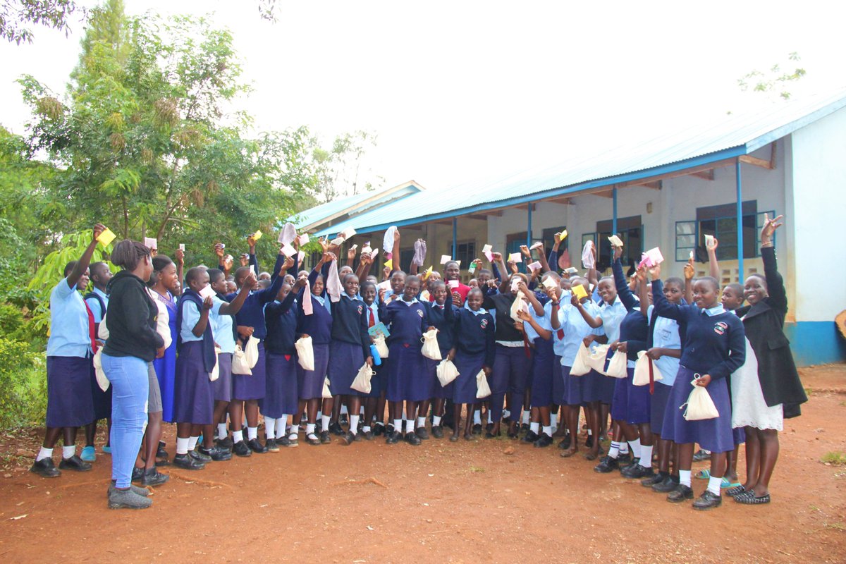 MuunganoCentre's tweet photo. 60 dignity kits, 60 #AGYW supported! We had an amazing day sharing these kits with the students at Mbaga Mixed Secondary School. Their happiness is our motivation to keep upholding their #SRHR. We humbly call upon further support to help keep our girls in school. https://t.co/q0X1AuMFnu