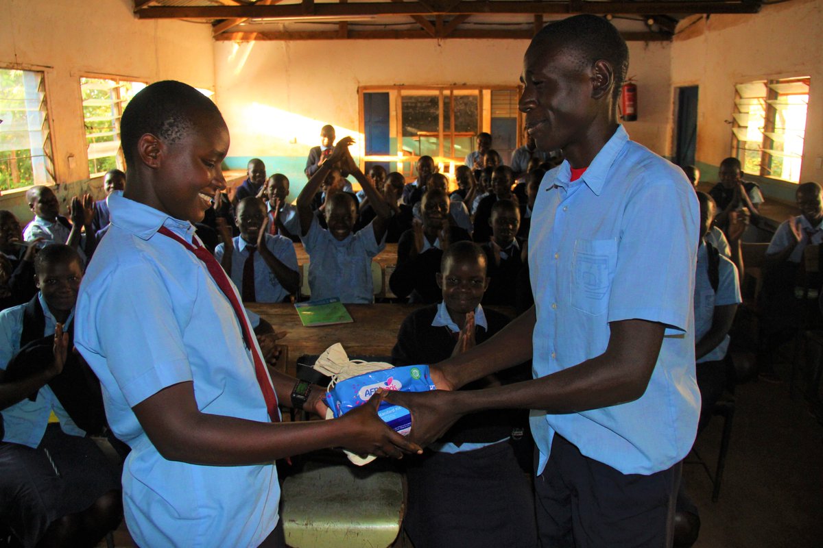 MuunganoCentre's tweet photo. 60 dignity kits, 60 #AGYW supported! We had an amazing day sharing these kits with the students at Mbaga Mixed Secondary School. Their happiness is our motivation to keep upholding their #SRHR. We humbly call upon further support to help keep our girls in school. https://t.co/q0X1AuMFnu