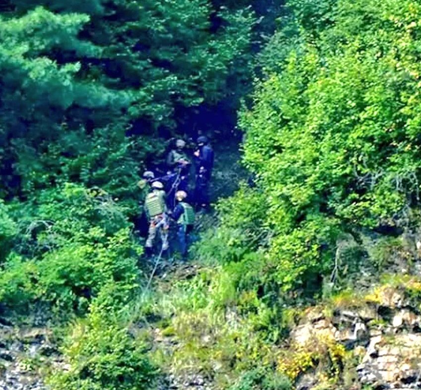 TheYouthPlus's tweet image. #Breaking: #FinalAssault on terrorists with drones.  Operation in decisive round, bombs rained from drones in #Anantnag encounter.

#TYPNews