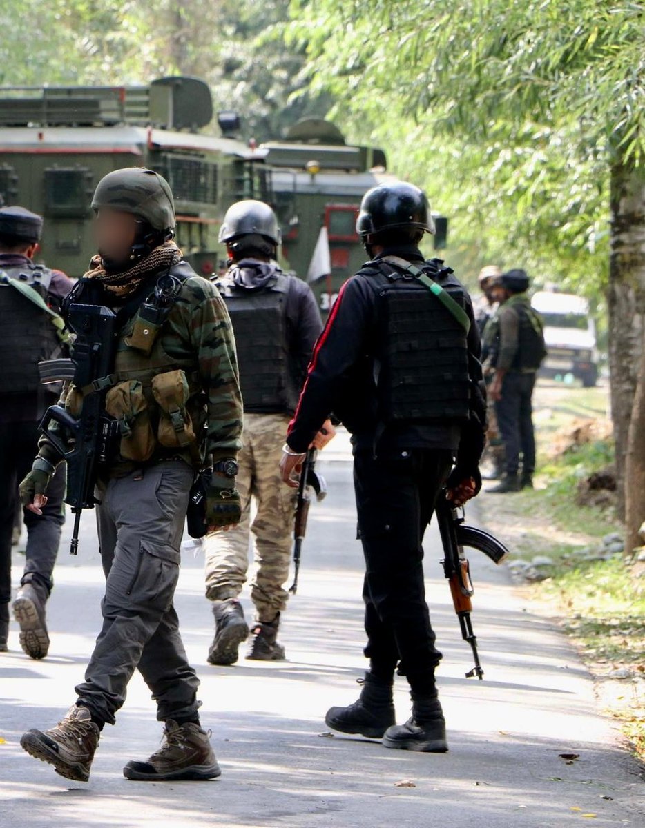 TheYouthPlus's tweet image. #Breaking: #FinalAssault on terrorists with drones.  Operation in decisive round, bombs rained from drones in #Anantnag encounter.

#TYPNews