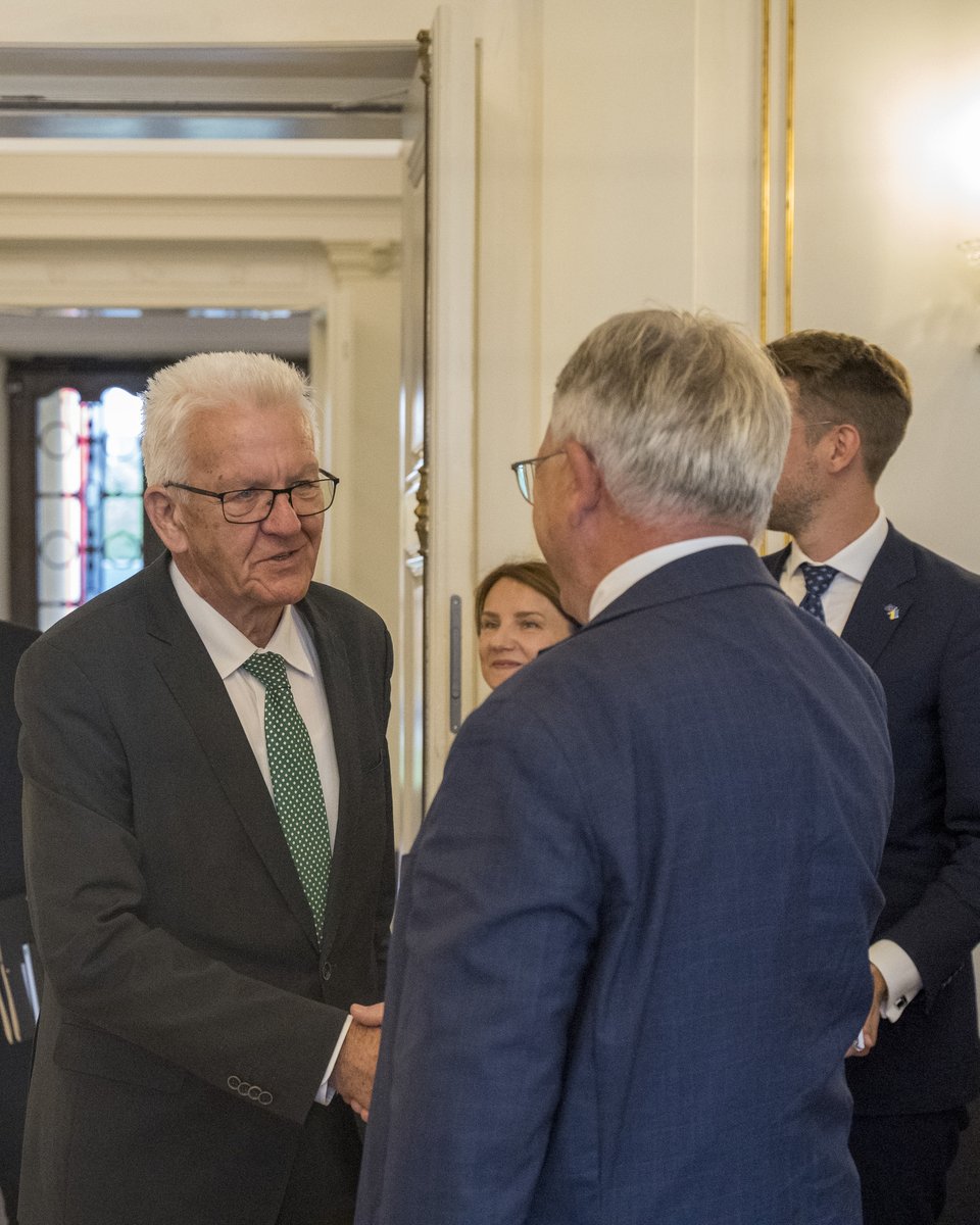 RegierungBW's tweet photo. MP #Kretschmann durfte gestern EU-Kommissar @NicolasSchmitEU zur Diskussion über die Zukunft der Autoindustrie in BW sowie #Transformation & Wettbewerbsfähigkeit der EU begrüßen. Wir setzen auf Weiterbildung & den #Strategiedialog Automobilwirtschaft 🇪🇺🚗@EU_Social @EU_Muenchen https://t.co/b2UgSqtE6K