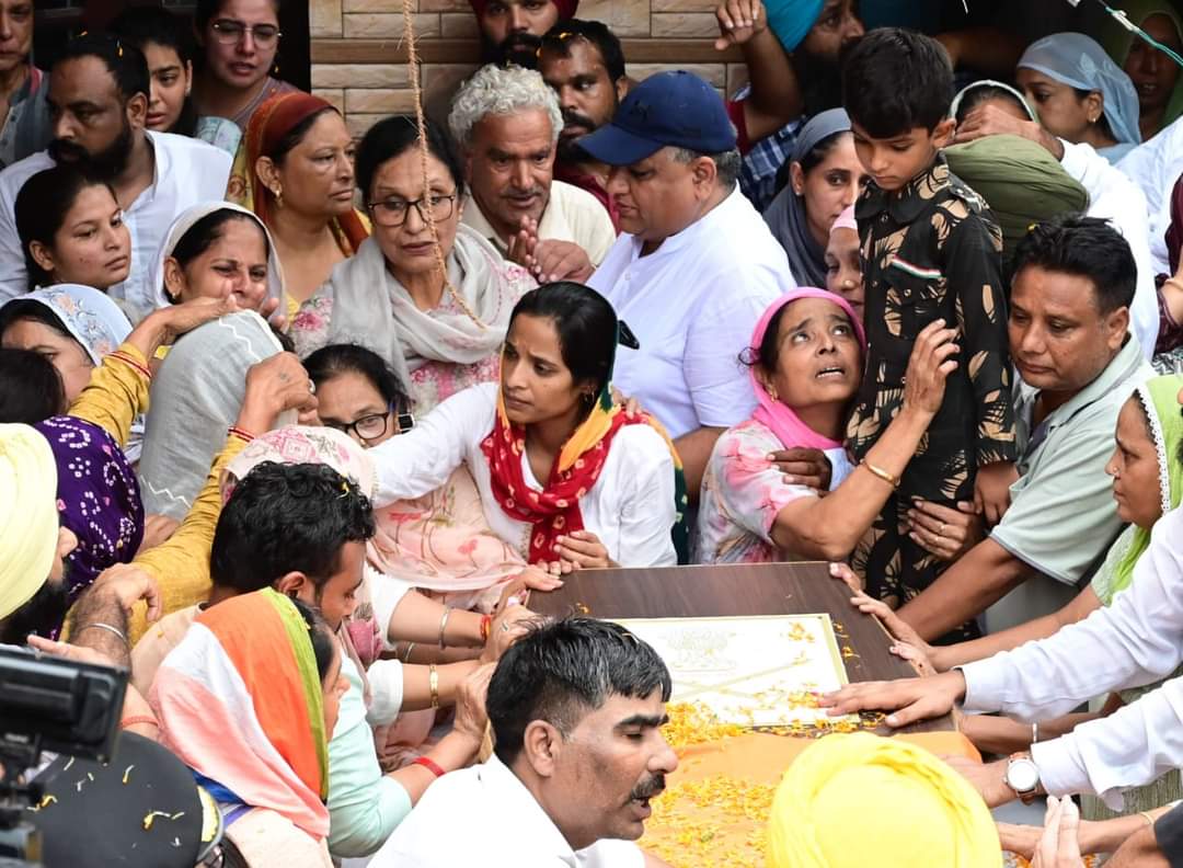 MajiDevDutta's tweet image. 7-year-old son of #ColonelManpreetSingh salutes his father wearing an army uniform  

The mortal remains of Col. Manpreet Singh reached at his relatives village Bharaunjian in #Mohali today 

Requesting Honourable PM @narendramodi Ji to take another tough action against Pakistan…