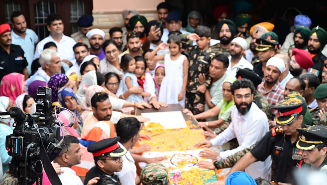 MajiDevDutta's tweet image. 7-year-old son of #ColonelManpreetSingh salutes his father wearing an army uniform  

The mortal remains of Col. Manpreet Singh reached at his relatives village Bharaunjian in #Mohali today 

Requesting Honourable PM @narendramodi Ji to take another tough action against Pakistan…