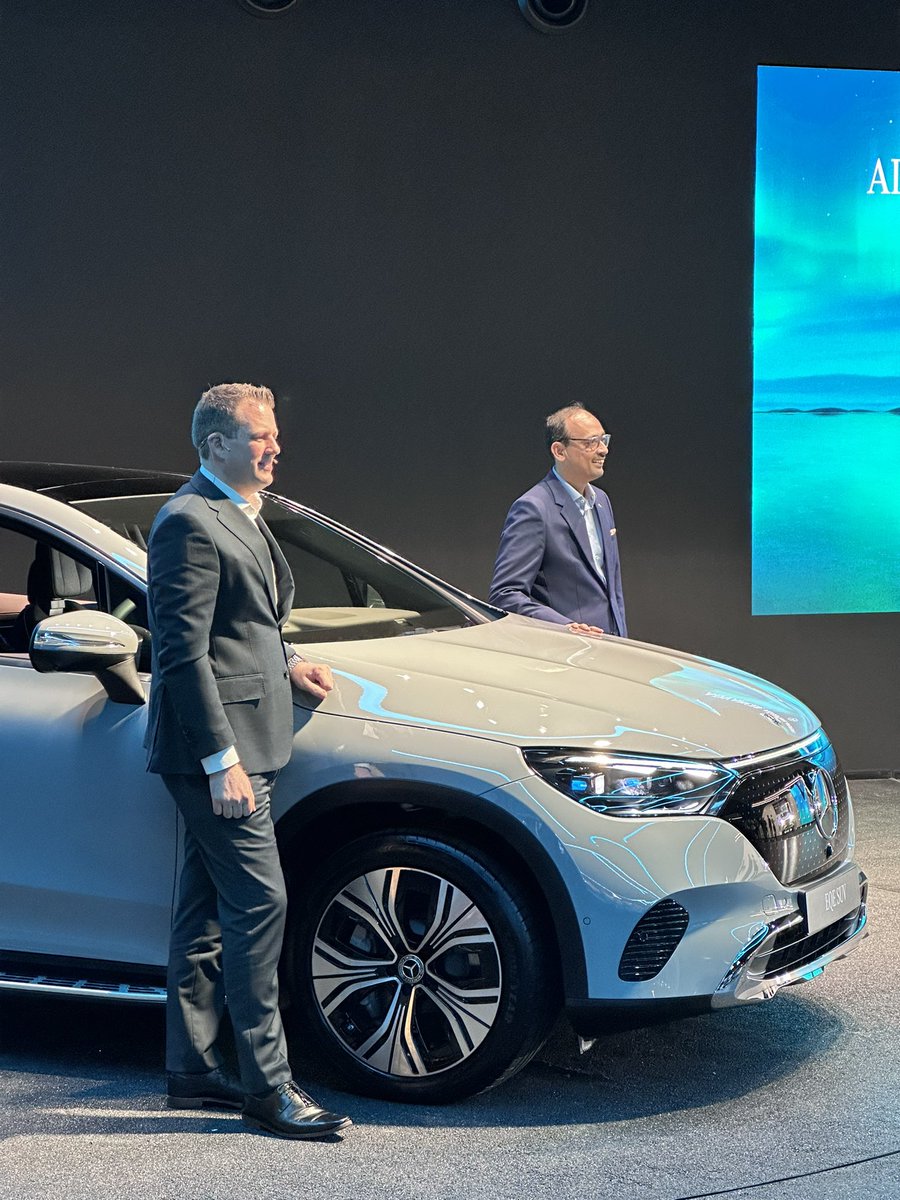 VikramGour's tweet photo. .@MercedesBenzInd #EQE5004matic SUV is priced at INR 1.39 Crore! Exceptional value for a cutting-edge luxury SUV that is so feature rich I think it would take at least a couple days to figure everything this car comes with and is capable of! #Motorscribes #MercedesBenz https://t.co/RApkbmLtjc