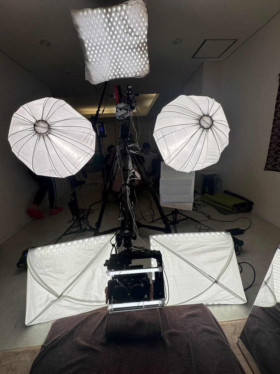 えっちなVRの撮影。

ライトが強烈な顔にしか見えなくて
じわじわきてるよ。 https://t.co/3NdbUs8ZOY