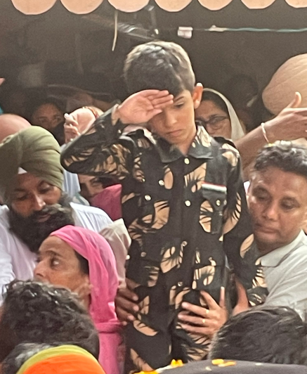jammu_ladakh's tweet photo. Kabir Singh 6 yr old son of #Martyr Col. Manpreet Singh , wore an #IndianArmy uniform and #saluted his father’s body, who was martyred in the #Anantnag anti-terror operation
#KokernagEncounter #AnantnagEncounter https://t.co/Jtxt1qK3XE