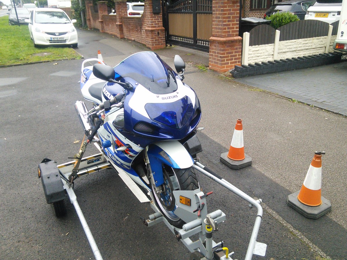 Trailer1one's tweet photo. Suzuki GSXR750 2002 Non-starter on its journey to a specialist within Oldbury. Lots of polished aluminum, looks great but the up keep of the finish can be a chore. Personally, I don't think it suits sports bikes, the owners happy though, that what counts, I like this Motorcycle https://t.co/uO5HADXLCF