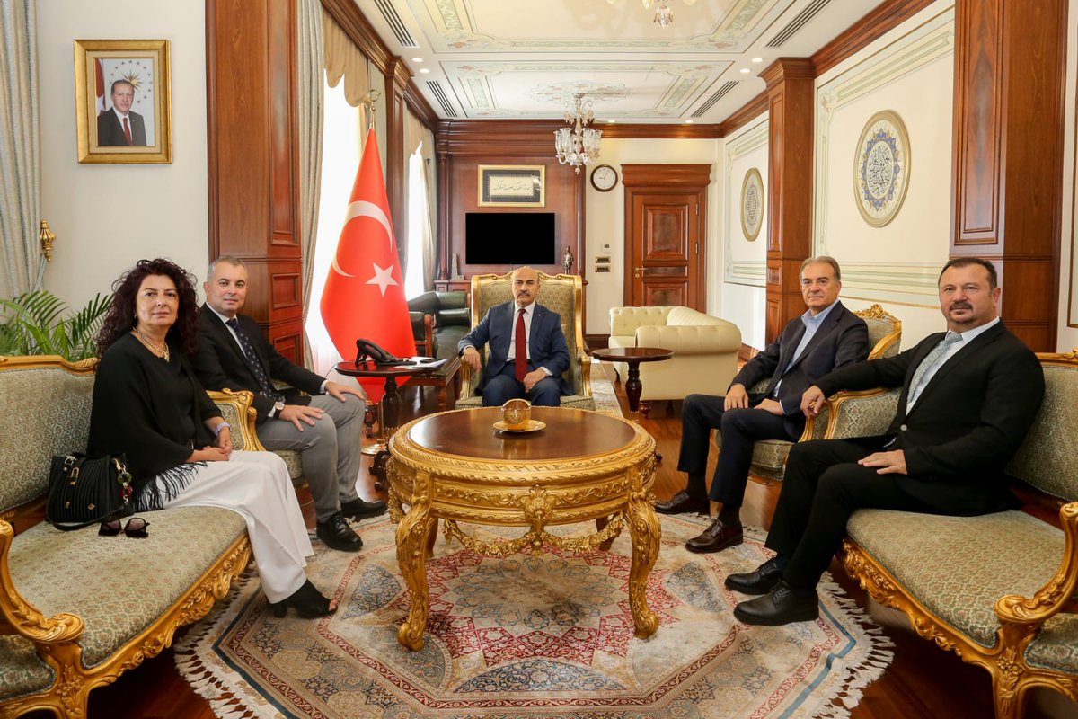 GÜMTOB Yönetim Kurulu üyeleri olarak  Bursa Valisi Sn. Mahmut DEMİRTAŞ' ı makamında ziyaret ettik.
Bursa Turizmi ve GÜMTOB çalışmaları hakkında bilgi paylaşımında bulunuldu.