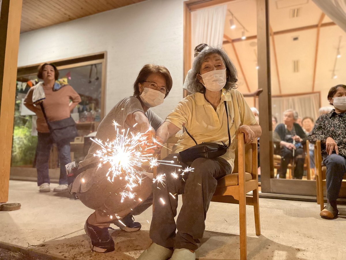 ginmokuse123's tweet photo. 今年は、色々な所で、数年ぶりに花火大会が復活する中で、銀木犀でも、花火で夏気分を満喫しました🎆
今年から復活した「銀木犀祭り」もこれから開催の所もあるので、ぜひお越しください！

9月23日（土）　銀木犀＜西新井大師＞　13:30～16:30
10月7日（土）　銀木犀＜鎌ヶ谷富岡＞    13:00～16:00 https://t.co/AFAqKMImIC