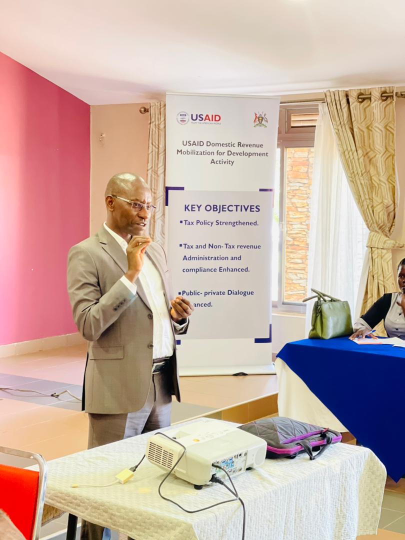 Mr. Felix Kazahura from @USAIDUganda giving official opening remarks and he notes that there should be a corresponding effort by government to provide services to the tax payers.@CSBAGUGANDA