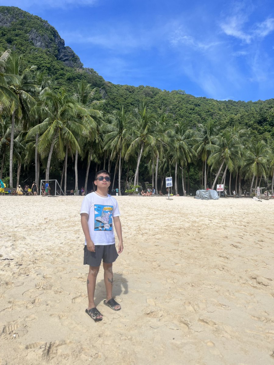 yourdaniboi's tweet photo. yow 🏝️ https://t.co/NXCrUxRrWq