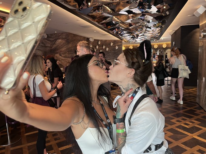 Sweet  Love your vibe @Juliadeluciax  💕 On @XBIZ https://t.co/EjljlpTU2r<a class="tags" href="/tag/juliadeluciax">@juliadeluciax</a><a class="tags" href="/tag/xbiz">@xbiz</a><a href="/tag/xhamster"class="tags"><span>#xhamster</span></a>