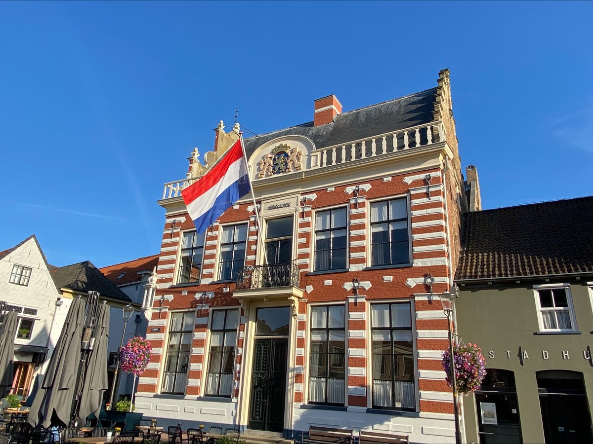 gem_Hattem's tweet photo. 15 september is door de VN uitgeroepen tot de Internationale Dag van de Democratie. Daarom hangt bij het stadhuis vandaag de Nederlandse vlag uit. We willen hiermee onderstrepen hoe belangrijk het is dat je in vrijheid je stem kan laten horen. #dvdd #dagvandedemocratie #vrijheid https://t.co/fijSIhwqUm