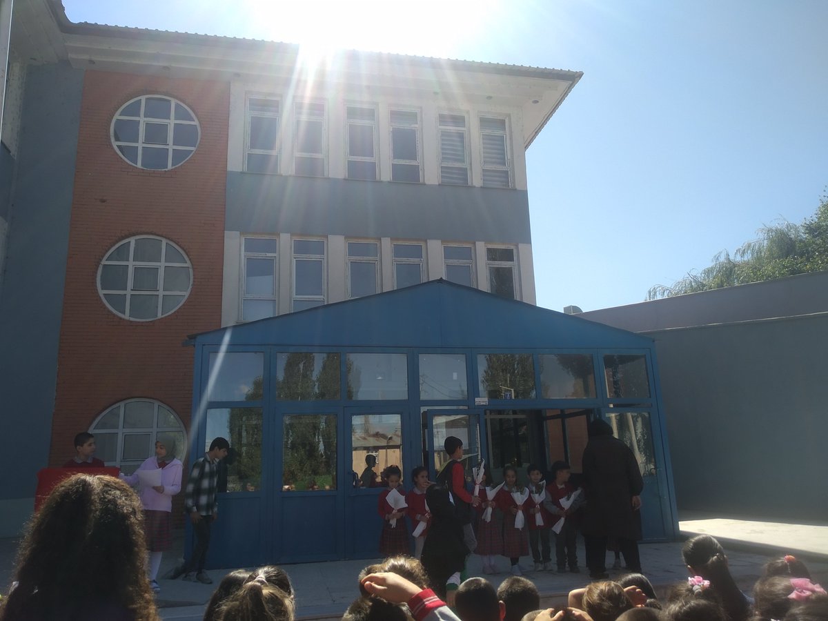 fatihilkorta's tweet photo. Eğitim toplumların refah seviyelerini yükselten en önemli araçlardandır. İlköğretim haftasını kutlayarak eğitim yuvamıza, okulumuza kavuşmanın sevincini ve heyecanını yaşıyoruz. @Erzurum_Mem @horasanmem25 @s__karakurt https://t.co/0Zwm2GO33e