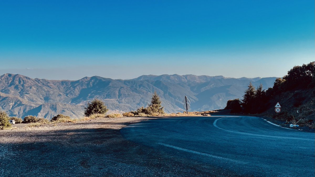 akr_tkn's tweet photo. L’Algérie c’est trop incroyable, t’es a Alger dans une ville remplie d’histoire avec de belles plages

Tu recules un peu à 1h t’es dans des montagnes enneigées (hiver)

Tu recule encore un peu et t’as le plus grand, riche désert du monde et tout ça sans touriste.. Allahu Akbar 🇩🇿 https://t.co/kLVYdysNmu
