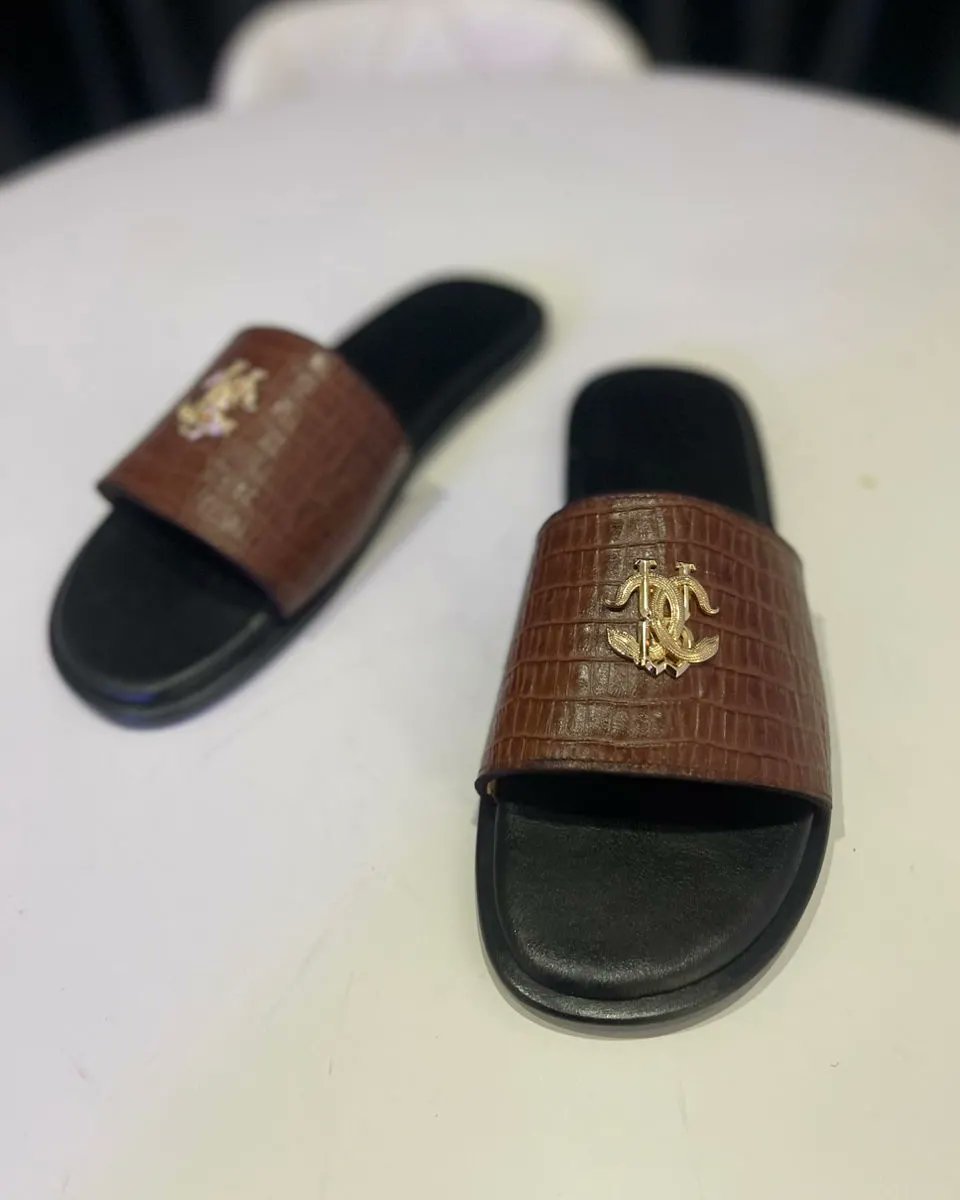 Gentle men easy slides.

Shop Now 🛒

Send us a Direct message on 
WhatsApp: +2348058478287
For more enquiry about any of our products.

#peejayoriginals #peejayfootwears #handmadeshoes #slidesandals #mensandals #sandals #luxury #mensfashion #shoemaking #josshoemakers #madeinjos