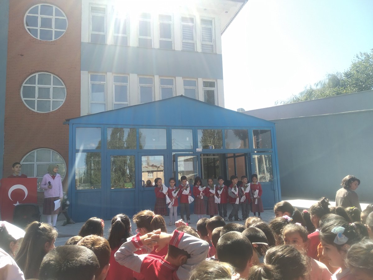fatihilkorta's tweet photo. Eğitim toplumların refah seviyelerini yükselten en önemli araçlardandır. İlköğretim haftasını kutlayarak eğitim yuvamıza, okulumuza kavuşmanın sevincini ve heyecanını yaşıyoruz. @Erzurum_Mem @horasanmem25 @s__karakurt https://t.co/0Zwm2GO33e