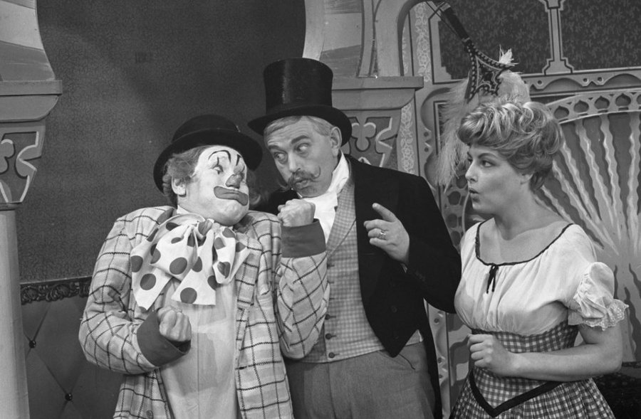boudewijnsteur's tweet photo. Op deze dag in 1958 werd de eerste aflevering van Pipo de Clown uitgezonden. De serie stopte in 1980. In totaal werden er 577 afleveringen van gemaakt. Pipo trekt samen met zijn gezin in hun woonwagen langs allerlei plekken in de wereld en beleven daar hun avonturen https://t.co/Bm15qHXMv6