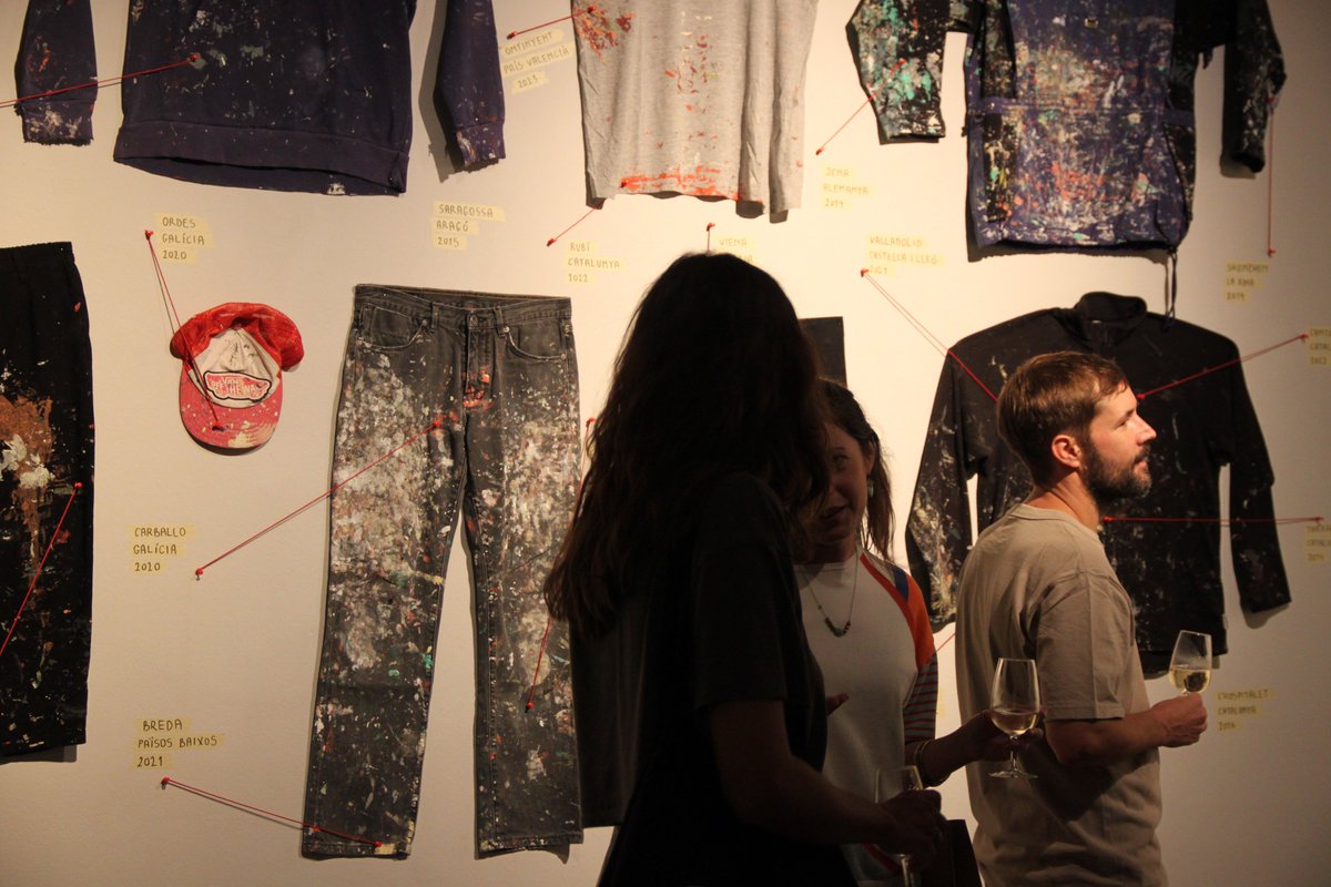 casaelizalde's tweet photo. Gràcies a totes per venir dimecres a la inauguració de #Reacció (@reskatestudio) i #Pells (@JavierdeRiba)! ❤️
Activitats 👇
☑️4/10, 19 h. Xerrada 'Rere el mur' (Reacció)
☑️18/10, 19 h. Taller d'estergit (Pells)
☑️25/10,19 h. Visita guiada a càrrec de les artistes (Reacció+Pells) https://t.co/z5BTTlXSRQ