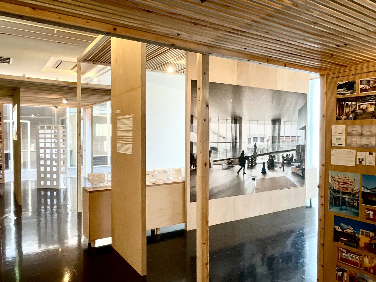 takanoyohei's tweet photo. 愛知淑徳大学で開催中の「畝森泰行展　ゆっくり庭をつくるように」へ。フレームの重なりが多様な空間をつくる構成。密度の濃い素晴らしい展示。 https://t.co/VN9Qtsm6Xv