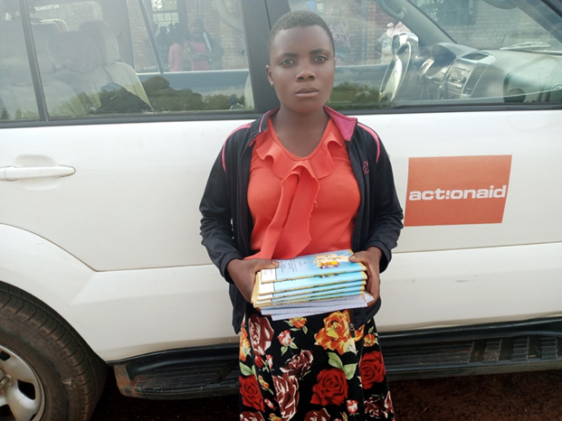 AABurundi's tweet photo. « Si ce matériel ne m’était pas venu, ma famille avait résolu de me retirer de l’école. J’étais triste à chaque fois que je pensais à la date du 18 septembre »: une fille Mutwa de la Commune Mutumba-Karusi
@UNICEF @MAEBurundi @GenreMinistere https://t.co/WNiW3SmYPL