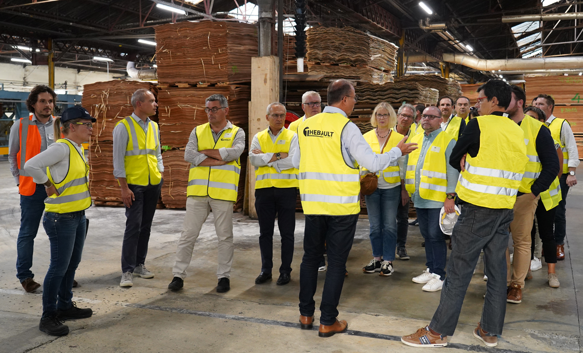 GroupeThebault's tweet image. 👍 130 adhérents, 86 sociétés ont répondu présent à l&apos;invitation du Club des Entrepreneurs du Niortais avec 
la visite du site de contreplaqués - Magné 79. 
► La soirée s&apos;est poursuivie par la présentation du groupe et l&apos;AG du club.
Découvrir &amp;amp; adhérer : entrepreneurs-niortais.com