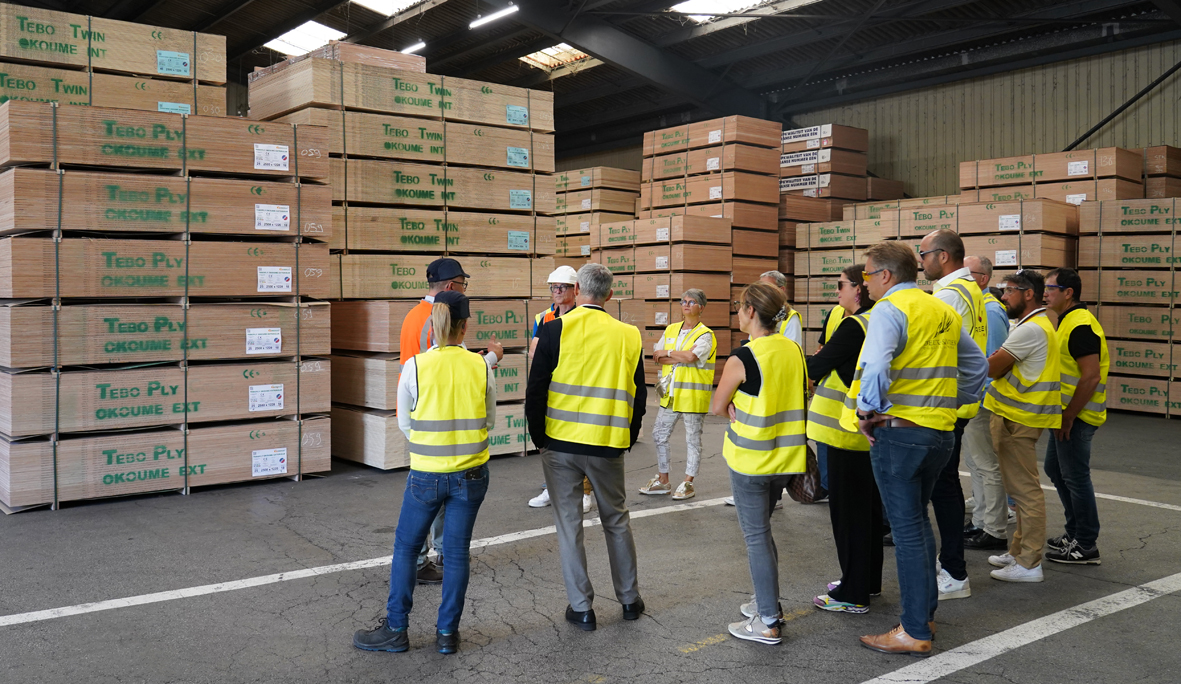 GroupeThebault's tweet image. 👍 130 adhérents, 86 sociétés ont répondu présent à l&apos;invitation du Club des Entrepreneurs du Niortais avec 
la visite du site de contreplaqués - Magné 79. 
► La soirée s&apos;est poursuivie par la présentation du groupe et l&apos;AG du club.
Découvrir &amp;amp; adhérer : entrepreneurs-niortais.com