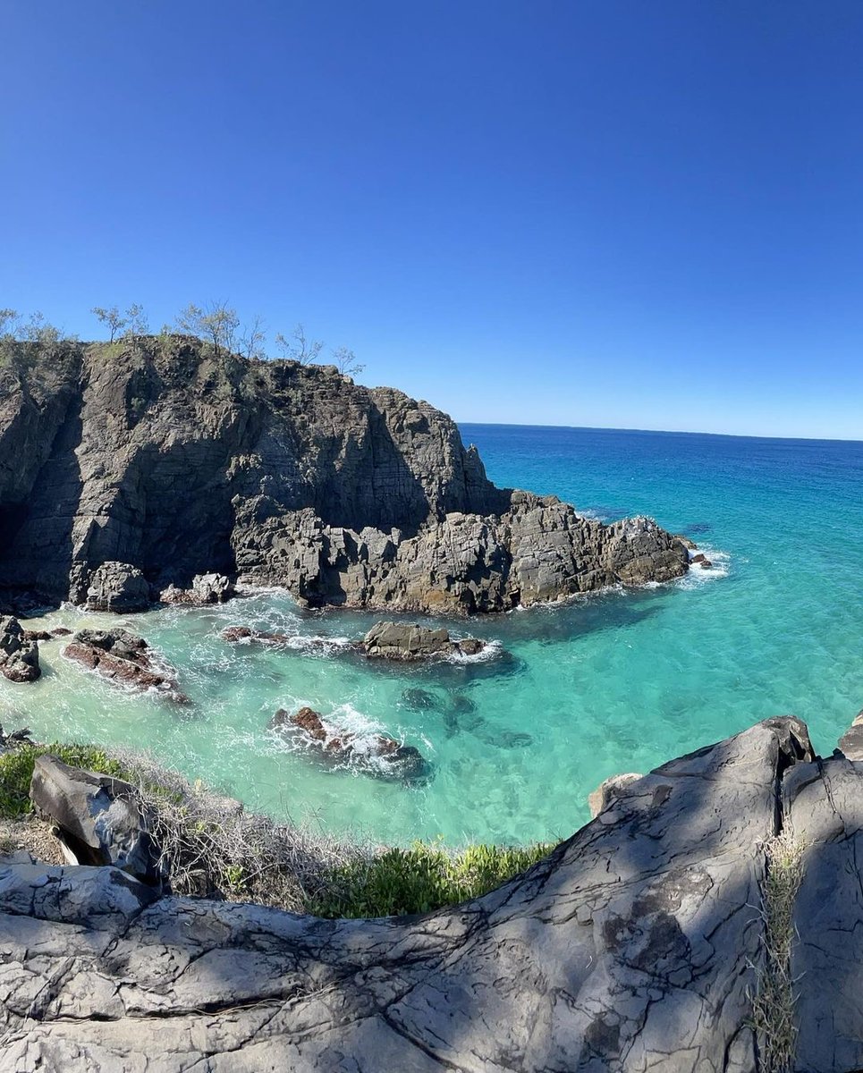 Hell's Gates looking particularly beautiful 😉 💙 This is the perfect spot to: 1. Watch for whales (July-Nov) 🐳 2. Spot dolphins and turtles 🐬 🐢 3. Update your profile photo! 😍 📍 Hell's Gates, Noosa 📸 credit: @headsortails.adv (instagram) #sunshinemoment