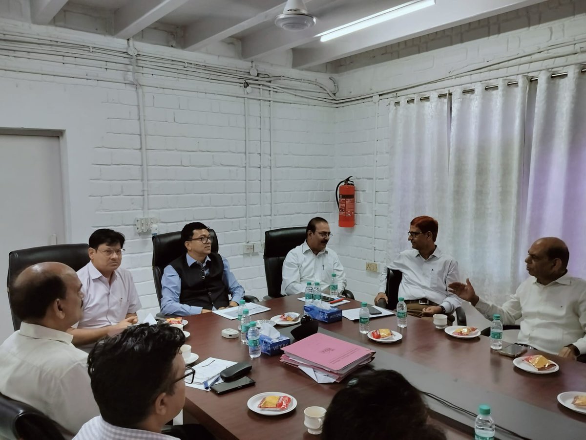 UPRERAofficial's tweet photo. उ.प्र. रेरा द्वारा रेरा ऐक्ट की धारा-8 के अन्तर्गत पुनर्वासित परियोजनाओं की समीक्षा बैठक आयोजित की गई जिसमें प्रोमोटर्स तथा उनके आवंटियों के समक्ष परियोजनाओं के शेष निर्माण व विकास कार्यों की गति, निर्धारित माइल्स्टोन व ओसी की योजना पर चर्चा हुई।
#UPRERA #Section8 #StuckProjects https://t.co/lgq5Yg8GkY